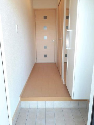 ルチェルナ　Ⅱの玄関|きれいな玄関です