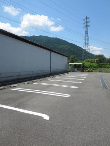 クリステル　Ａの駐車場|駐車場があるので、車を買う予定の方も安心です