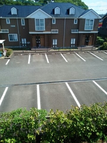 ラルジュ壱番館の駐車場|駐車スペースもあります☆