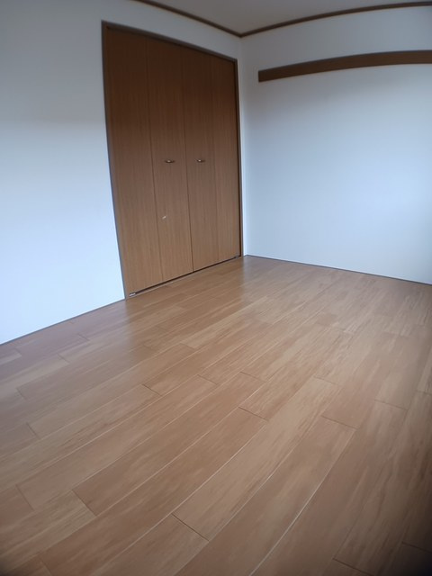 ラルジュ壱番館の寝室|クローゼット付の寝室です☆