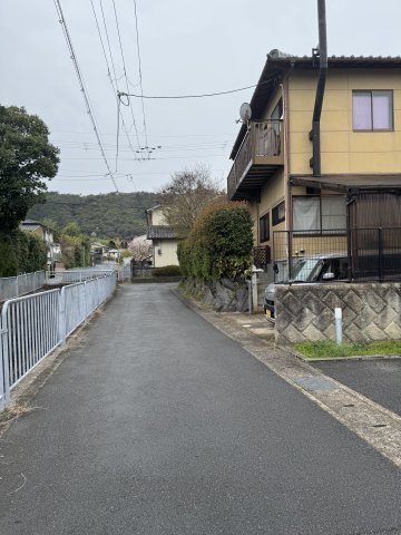 嵯峨釈迦堂藤ノ木町｜土地約93坪のゆとりある邸宅｜二方道路｜中古戸建の前面道路含む現地写真|二方道路に面した開放感のある立地で、通風・採光ともに良好です。