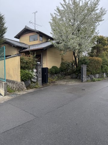 嵯峨釈迦堂藤ノ木町｜土地約93坪のゆとりある邸宅｜二方道路｜中古戸建の外観|落ち着いた和風建築の趣ある外観。門構えと植栽が美しく、京都らしい風情を感じられる邸宅です。
