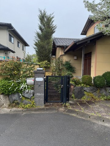 嵯峨釈迦堂藤ノ木町｜土地約93坪のゆとりある邸宅｜二方道路｜中古戸建の外観|落ち着いた和風建築の趣ある外観。門構えと植栽が美しく、京都らしい風情を感じられる邸宅です。