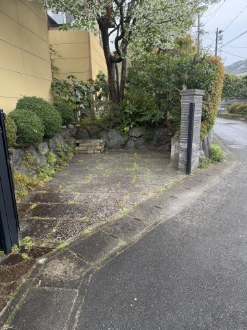 嵯峨釈迦堂藤ノ木町｜土地約93坪のゆとりある邸宅｜二方道路｜中古戸建の駐車場|ゆとりのある道路幅員が確保されており、お車の出入りも安心です。