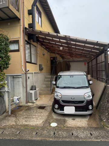 嵯峨釈迦堂藤ノ木町｜土地約93坪のゆとりある邸宅｜二方道路｜中古戸建の駐車場|敷地内には屋根付きの駐車スペースがあり、大切なお車を雨から守ることができます。