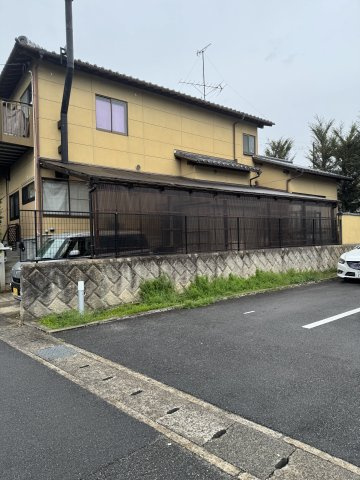 嵯峨釈迦堂藤ノ木町｜土地約93坪のゆとりある邸宅｜二方道路｜中古戸建の駐車場|建物はゆとりある配置となっており、敷地の広さを感じられます。