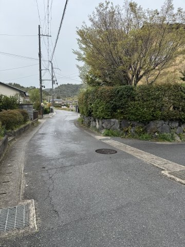 嵯峨釈迦堂藤ノ木町｜土地約93坪のゆとりある邸宅｜二方道路｜中古戸建の前面道路含む現地写真|ゆとりのある道路幅員が確保されており、お車の出入りも安心です。