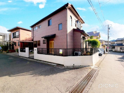 【外観】 | ◆綾瀬市寺尾南中古住宅◆ | ◆堂々たる趣ながら、主張し過ぎずどこか余裕を感じさせるシャープなフォルムで佇む邸宅は、晴天の空と照らし合わせる事で、本来あるべき完成形の姿を見せてくれます。

