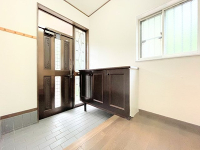 【玄関】 | ◆青梅市長淵中古住宅◆ | ◆明るい玄関です！散らかりやすい玄関もスッキリする大容量のシューズボックス付き。