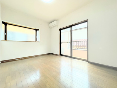 【洋室】 | ◆青梅市長淵中古住宅◆ | ◆二面採光で、陽差しを長時間受ける事が出来る暖かい室内です。もちろんペアガラスなので、遮音性にも優れ、結露も発生しにくい構造。サッシ周りのカビが発生しにくくなります。