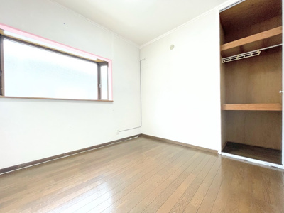 【洋室】 | ◆青梅市長淵中古住宅◆ | ◆子どものスタディ空間として、あるいは書斎やホビールームとして生活スタイルに合わせて使えるプライベートルーム。居心地のいい落ち着いたインテリアが似合います。