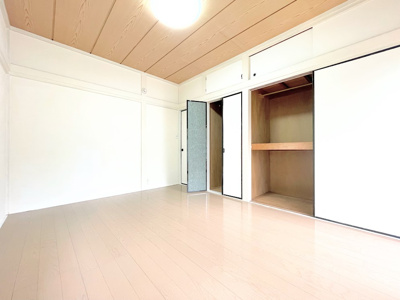 【洋室】 | ◆青梅市長淵中古住宅◆ | ◆感性を育むプライベートルームはシンプルでスマートな空間。好みの空間で読書をしたり、音楽を聞いたりと一人の時間も充実したものにできます。
