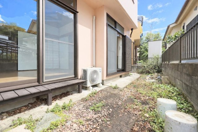 【庭】 | ◆青梅市長淵中古住宅◆ | ◆お手入れのしやすいちょうどよいサイズ感のお庭付き。植栽や家庭菜園等多目的にご利用いただけるプライベート空間。