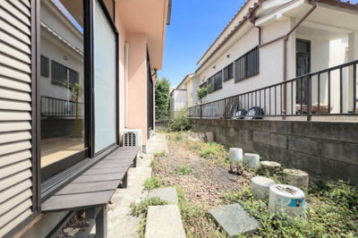 【庭】 | ◆青梅市長淵中古住宅◆ | ◆お手入れのしやすいちょうどよいサイズ感のお庭付き。植栽や家庭菜園等多目的にご利用いただけるプライベート空間。