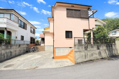 【前面道路含む現地写真】 | ◆青梅市長淵中古住宅◆ | ◆堂々たる趣ながら、主張し過ぎずどこか余裕を感じさせるシャープなフォルムで佇む邸宅は、晴天の空と照らし合わせる事で、本来あるべき完成形の姿を見せてくれます。
