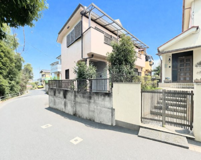 【前面道路含む現地写真】 | ◆青梅市長淵中古住宅◆ | ◆前面道路も幅員があり車の運転も安心！前面道路は閑静な住宅地。車通りの少ない道路です。お子様にも安心です。

