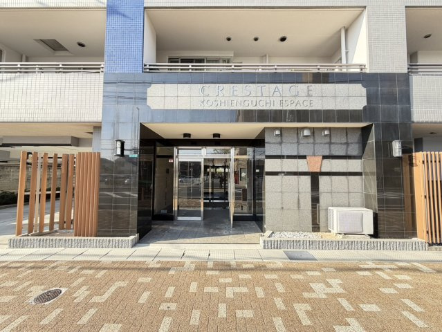 クレステージ甲子園口エスパスのエントランス
