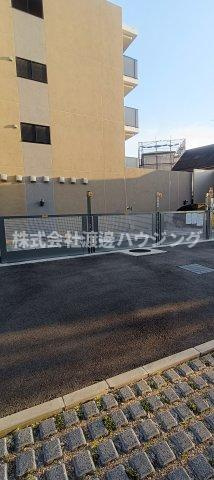 トリニティー豊中本町の駐車場