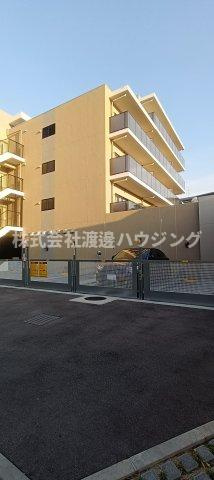 トリニティー豊中本町の駐車場