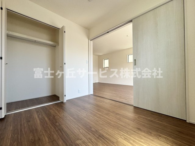 【洋室】 | 静岡市清水区西大曲町 新築一戸建て 2号棟 | リビングの隣にある洋室です