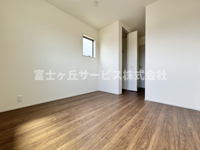 【洋室】 | 静岡市清水区西大曲町 新築一戸建て 2号棟 | バルコニーに面した洋室です