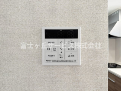 【発電・温水設備】 | 静岡市清水区西大曲町 新築一戸建て 2号棟 | リビングからも操作ができて便利です