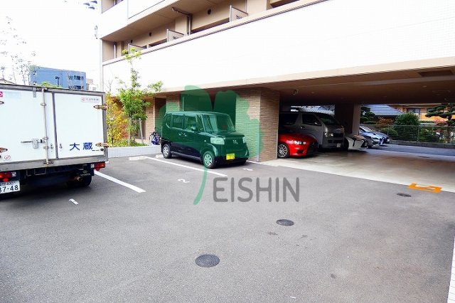 ウェルブライト美野島の駐車場