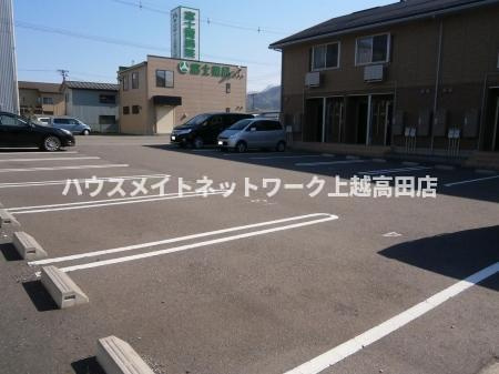 ラフィーネ姫川の駐車場|駐車場