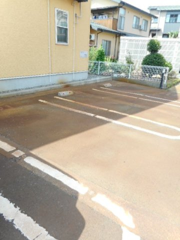 ウィステリア・Ｓの駐車場