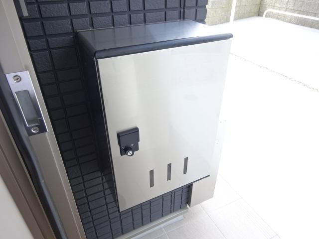 リラ・コンフィの玄関|宅配ボックス（イメージ）