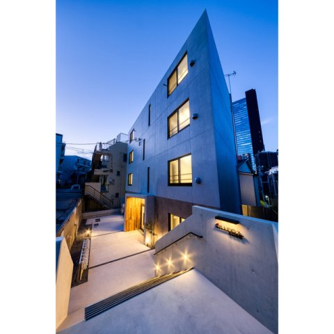 プラス新宿の外観