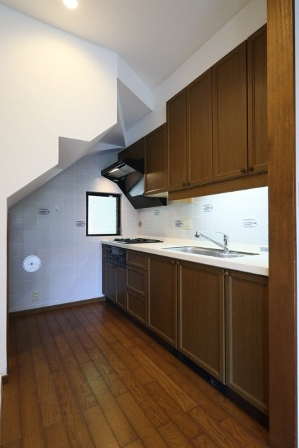 東雪谷４丁目住宅のキッチン|3口ガスコンロ・グリル付