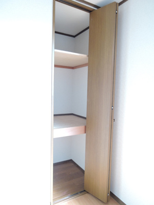 2階洋室6帖・物入