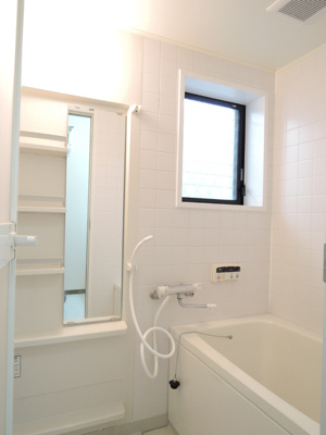 小窓付の浴室です♪