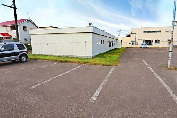 ビレッジハウス新川7号棟の駐車場