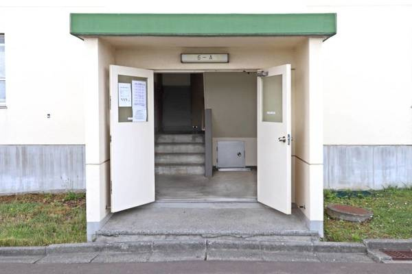 ビレッジハウス新川7号棟のエントランス