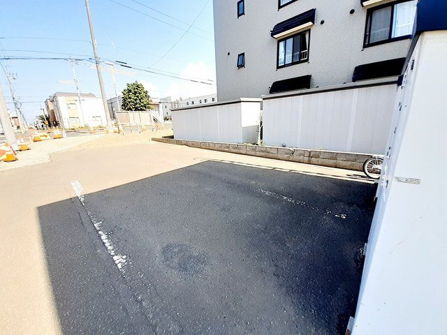 クレストール四番館の駐車場