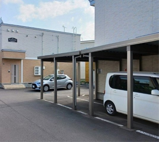 ルミウスＤの駐車場