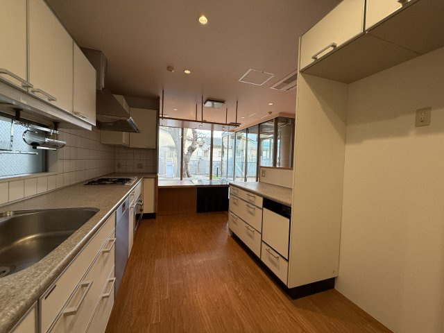 苦楽園一番町戸建のキッチン