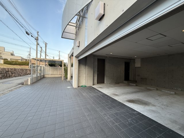 苦楽園一番町戸建の駐車場