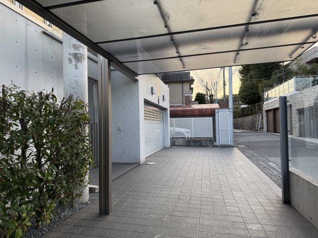 苦楽園一番町戸建の駐車場