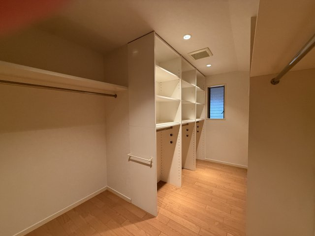 苦楽園一番町戸建の収納|主寝室のウオークインクローゼット