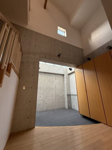苦楽園一番町戸建の玄関