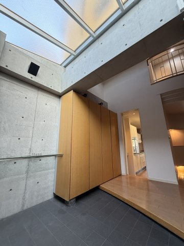 苦楽園一番町戸建の玄関