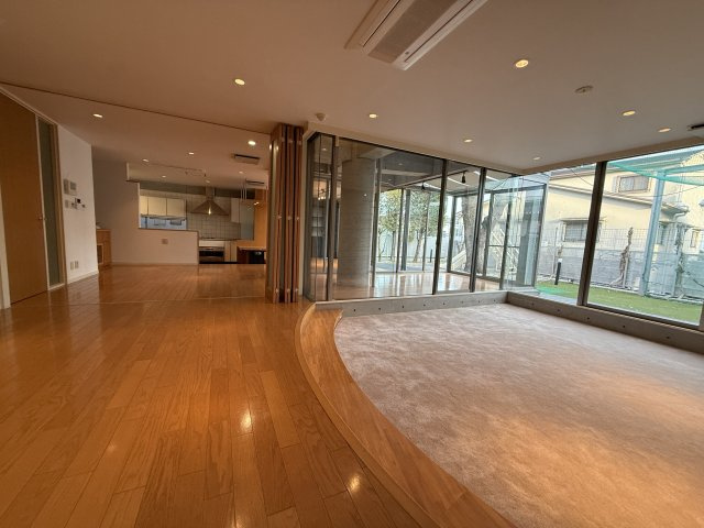苦楽園一番町戸建の居間・リビング|庭・サンルームを望むパーティールーム