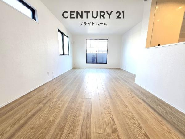 横浜市鶴見区東寺尾中台の新築一戸建の居間・リビング|家族が自然と集まるリビングは
落ち着きのある空間です♪