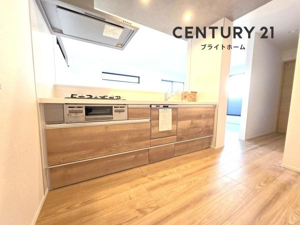 横浜市鶴見区東寺尾中台の新築一戸建のキッチン|対面式のキッチンはお料理中でも家族とのお話も弾みます。
お天気の良い日は電気をつけなくても明るい設備充実のキッチン！
