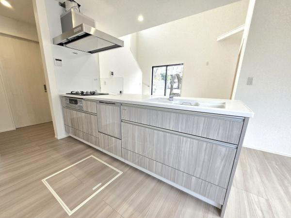 横浜市港北区綱島西４丁目の新築一戸建の内観：施工例|同仕様のキッチンです！
食器洗機付きになります！
設備、収納充実のキッチンです。
