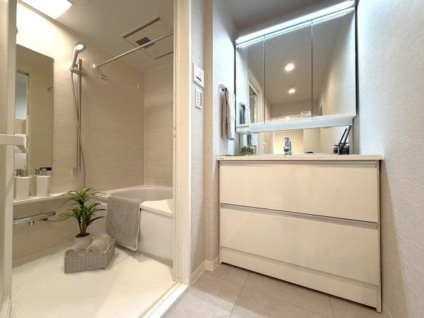 藤和鶴ヶ峰コープの独立洗面台|おしゃれな洗面台！
収納もしっかりあります！