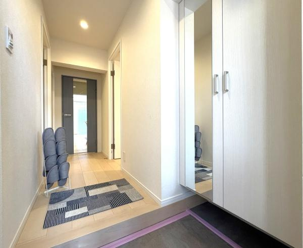藤和鶴ヶ峰コープの玄関|この明るい玄関が気持ちよく迎え入れてくれます。
